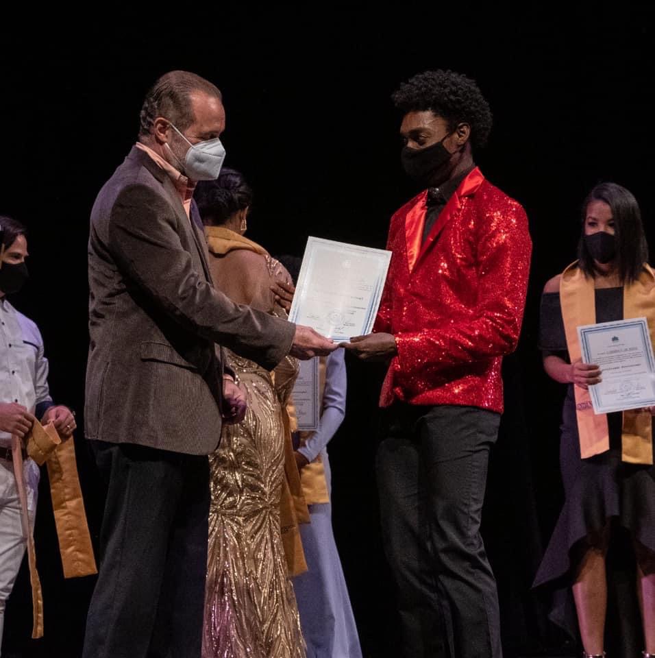 Steeven Marcel Labady recevant son diplôme de l'Ecole Nationale de Danse du conservatoire des beaux-arts en République Dominicaine