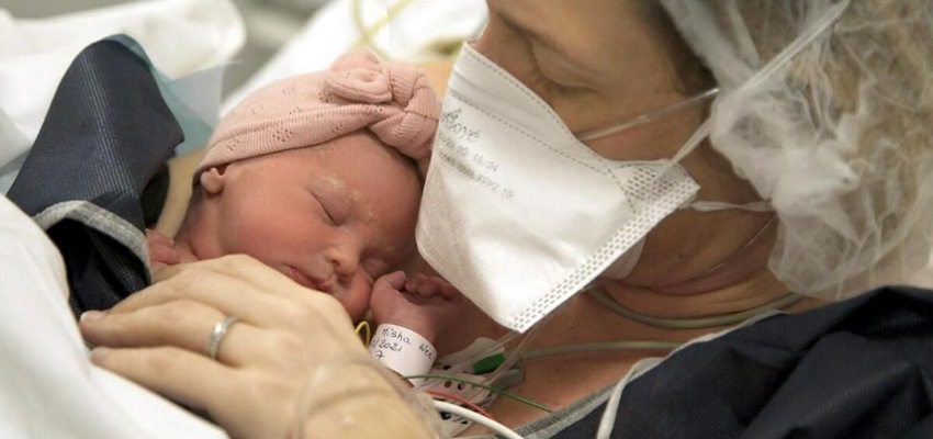 Un « bébé miracle » né d’une greffe d’utérus