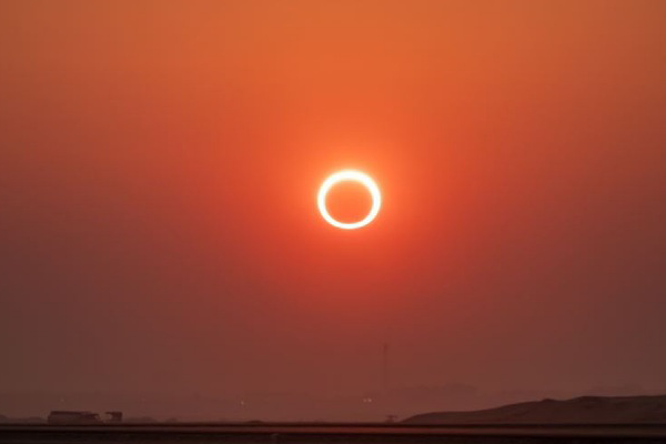 © Image d’illustration : Matt Starling Photography sur Shutterstock - Eclipse solaire annulaire à Hofuf, Arabie Saoudite