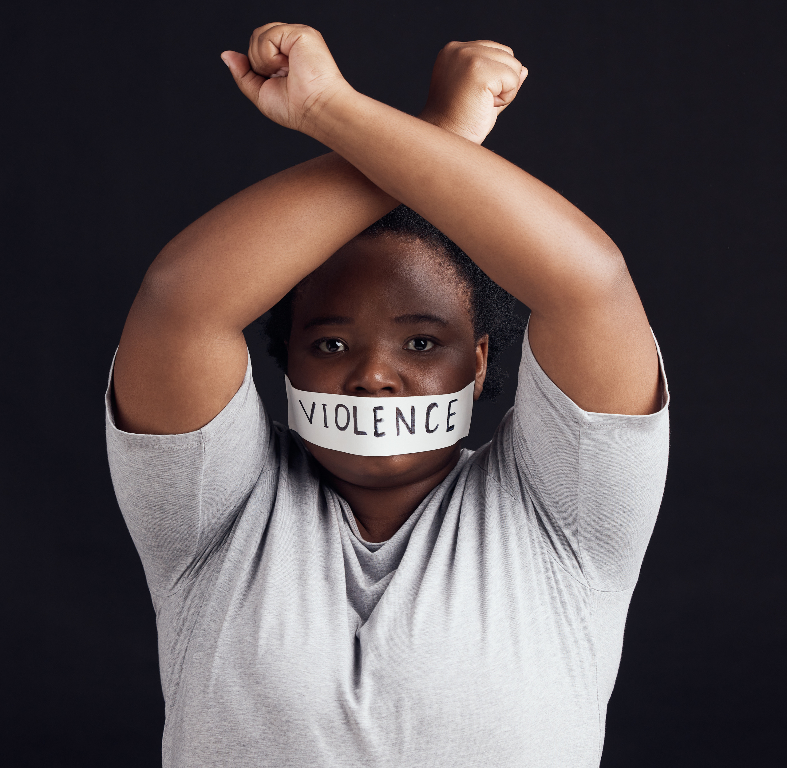 Portrait, liberté et une femme noire en protestation contre la violence domestique sur fond sombre. Censure, égalité des sexes ou empowerment avec une jeune femme sérieuse en studio pour les droits de l'homme.