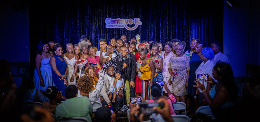 Une photo avec toutes les mamans présentes lors du comedy show | © Photo : BenFoto