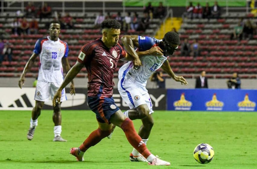 Le défenseur costaricien Julio Cascante et le milieu de terrain haïtien Duke Lacroix | © Photo : Ezequiel BECERRA / AFP