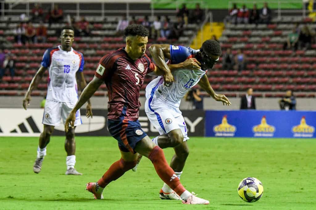 Le défenseur costaricien Julio Cascante et le milieu de terrain haïtien Duke Lacroix | © Photo : Ezequiel BECERRA / AFP