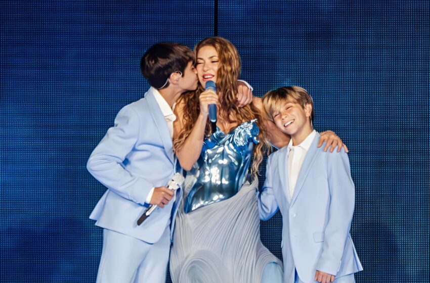Shakira et ses deux fils, Milan Piqué Mebarak et Sasha Piqué Mebarak, sur scène à Bueno Aires