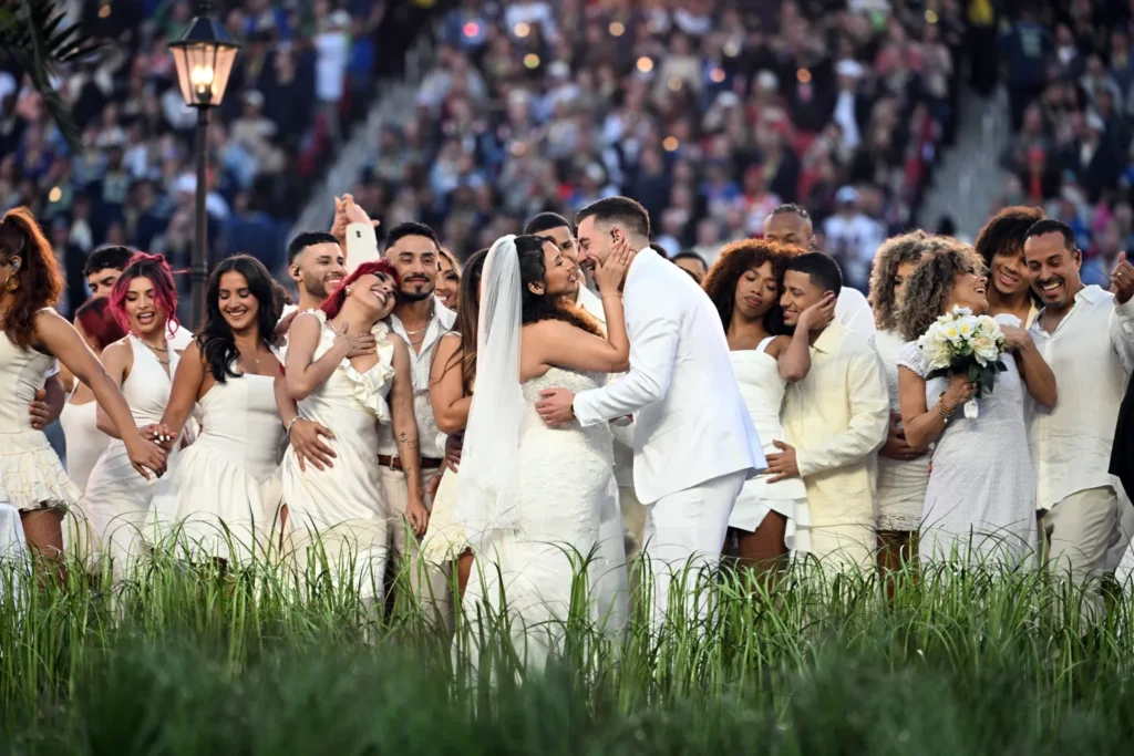 Un marriage célébré lors du show de Bad Bunny au Super Bowl | © Photo : AFP