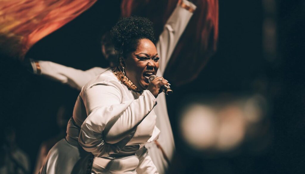 Barbara C. Cassamajor lors de son concert/vente signature de son album "Renouveau" | © Photo Life in Pictures Entertainment