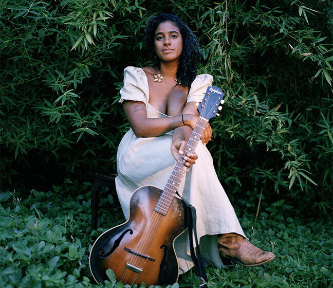 La musicienne haïtiano-américaine Leyla McCalla s'est produite lors de la 98e cérémonie des Oscars | © Photo : Chris Scheurich