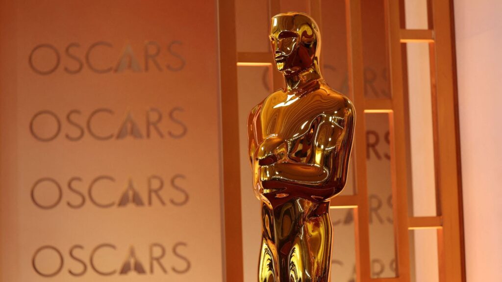 Oscars 2026 : la liste complète des gagnants de la 98e cérémonie | © - ANGELA WEISS / AFP / Une statuette des Oscars est visible avant la 98e cérémonie des Oscars au Dolby Theatre à Hollywood, en Californie, le 14 mars 2026.