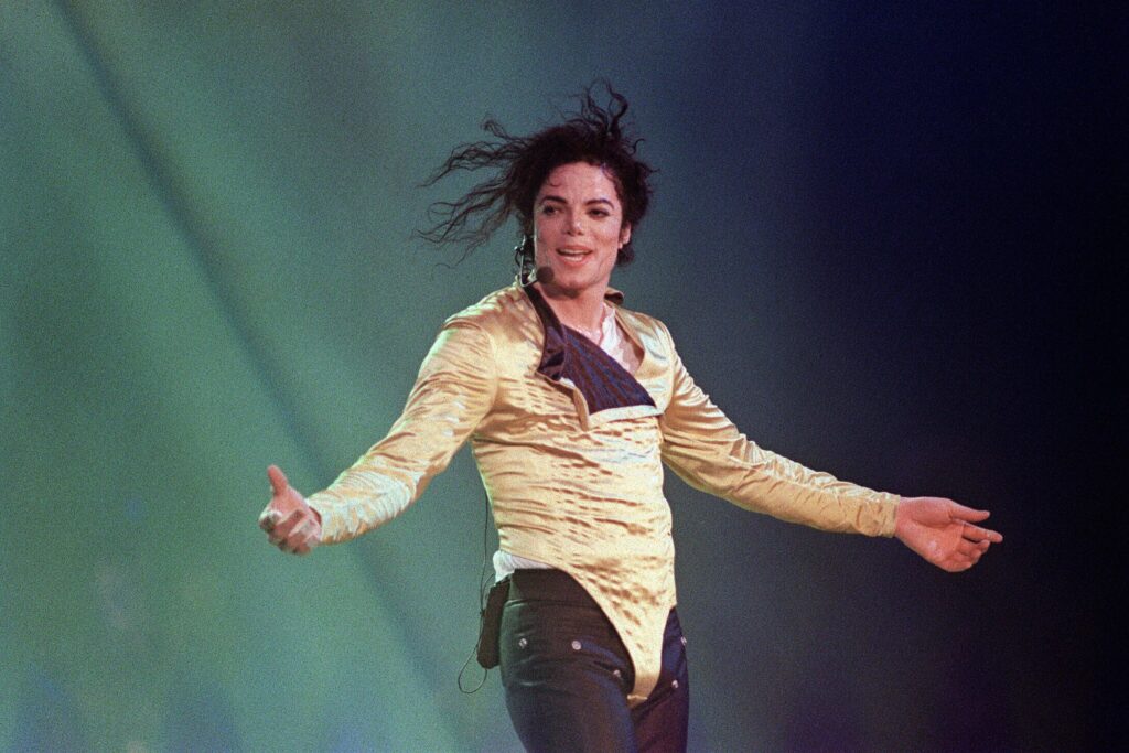 Michael Jackson performant en 1996 | © Francis Sylvain/AFP via Getty Images