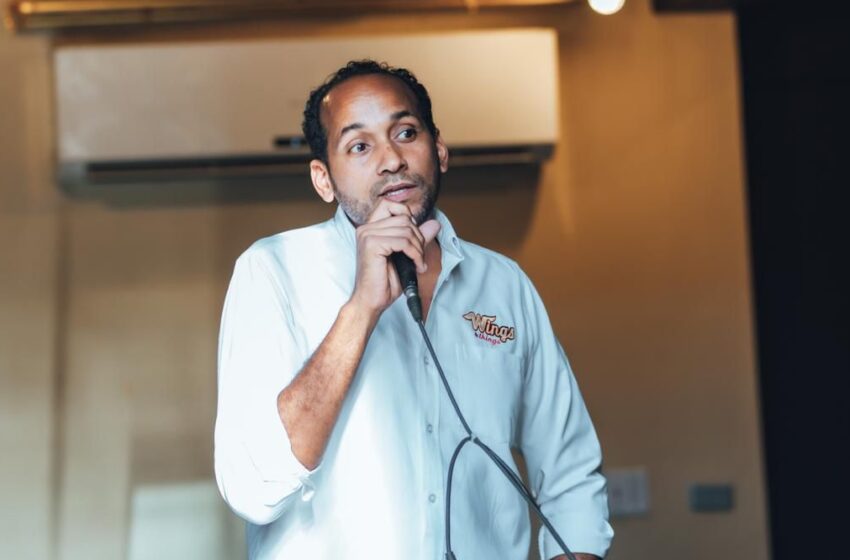 Lionel Benjamin Jr lors du lancement officiel de la 4e édition du Wings & Things | © Rival Promo