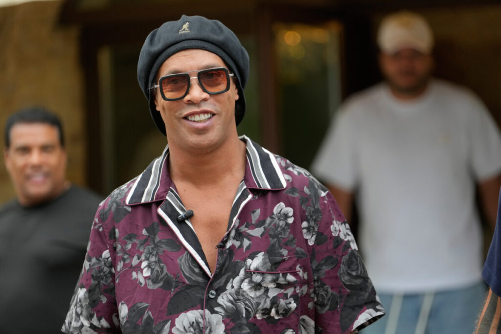 Ronaldinho arrive à Ravenne pour un retour spectaculaire dans le football professionnel