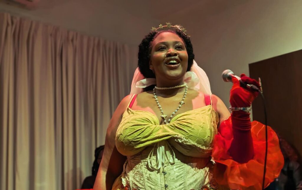 RèN Darah, une artiste toujours en mouvement