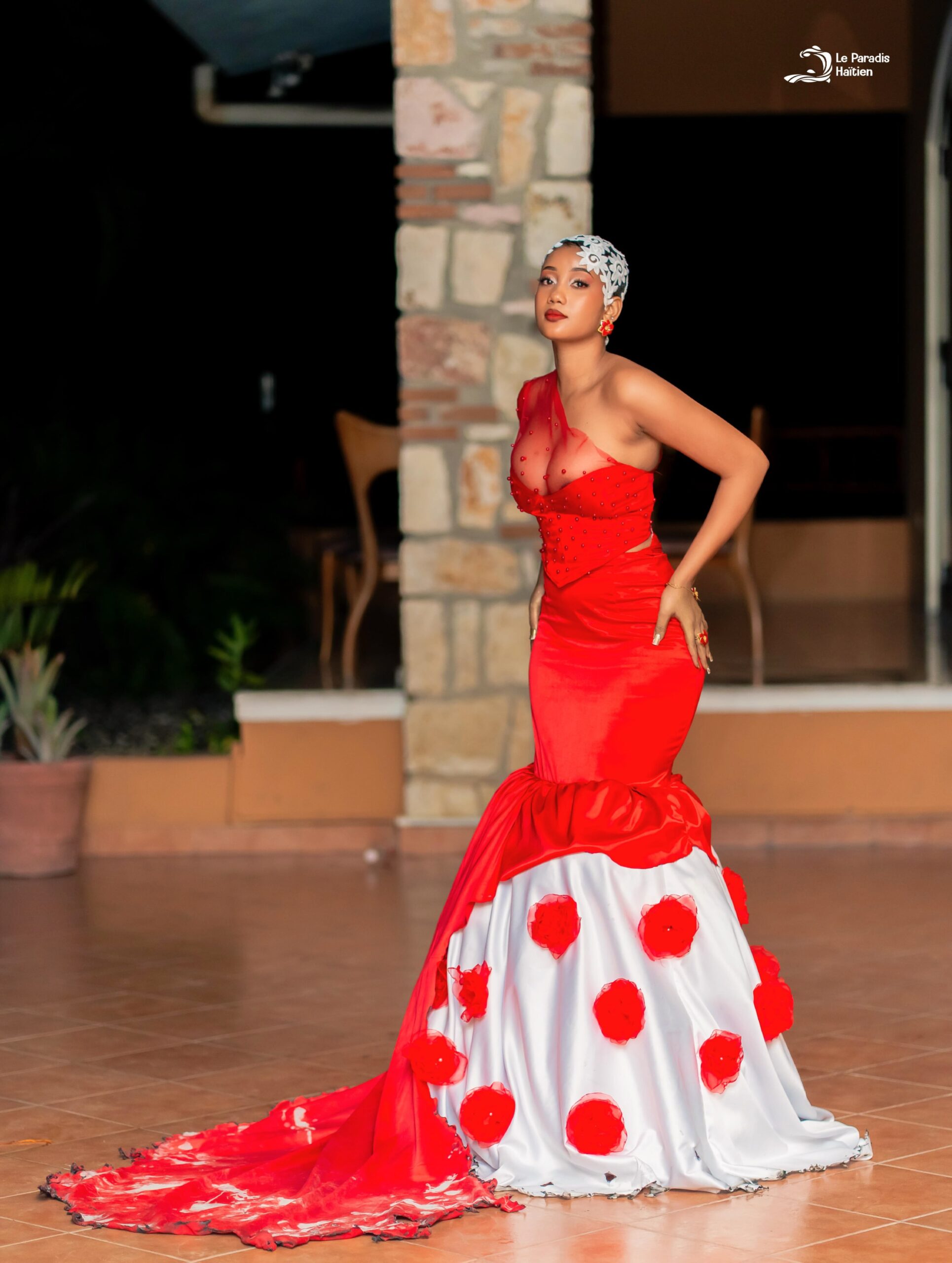 La jeune designer Lise Harley portant son oeuvre - © Le Paradis Haïtien